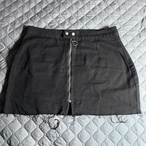 Boohoo Blue Black Denim Mini Skirt Women’s Size 12 US Raw Hem Zip Front Punk Y2K - Picture 1 of 7